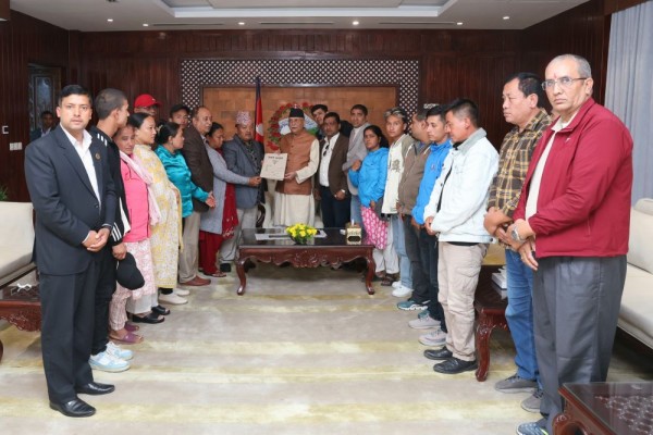 बाढीपहिरोबाट निधन भएका फुटबल खेलाडीका परिवारद्वारा प्रधानमन्त्रीको ध्यानाकर्षण        