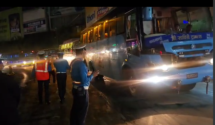 भारी वर्षासँगै  काठमाण्डू फर्किन थाले सवारीसाधन   