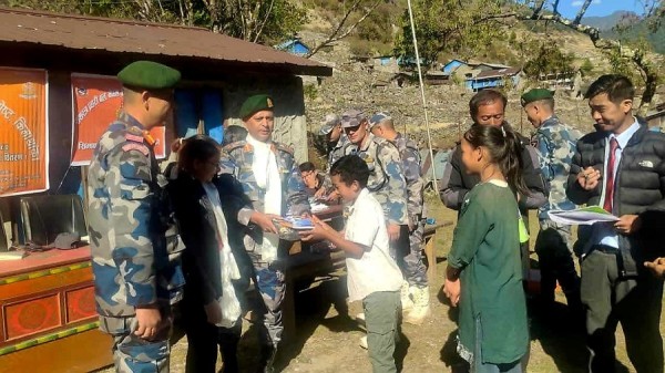 भोटखोलाका विद्यार्थीलाई न्यानो कपडा वितरण   