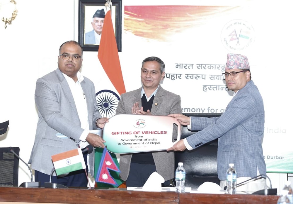 भारतले नेपाल सरकारलाई दियो ६१ वटा गाडी उपहार   