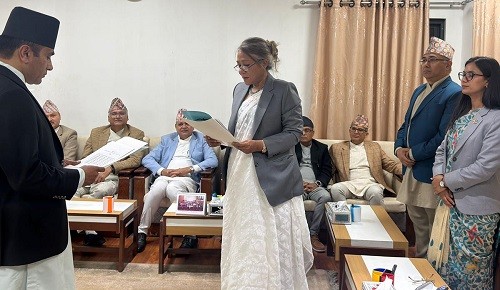 महान्यायाधिवक्ता डा. कँडेलद्वारा शपथ ग्रहण