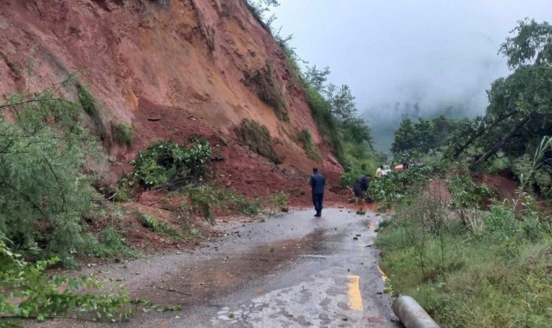 वर्षाले सडक सञ्जाल प्रभावित, यात्रामा सावधानी अपनाउन अनुरोध