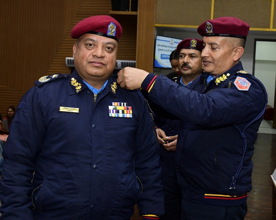 एआईजी ईश्वर कार्कीलाई दर्ज्यानी चिह्न प्रदान   