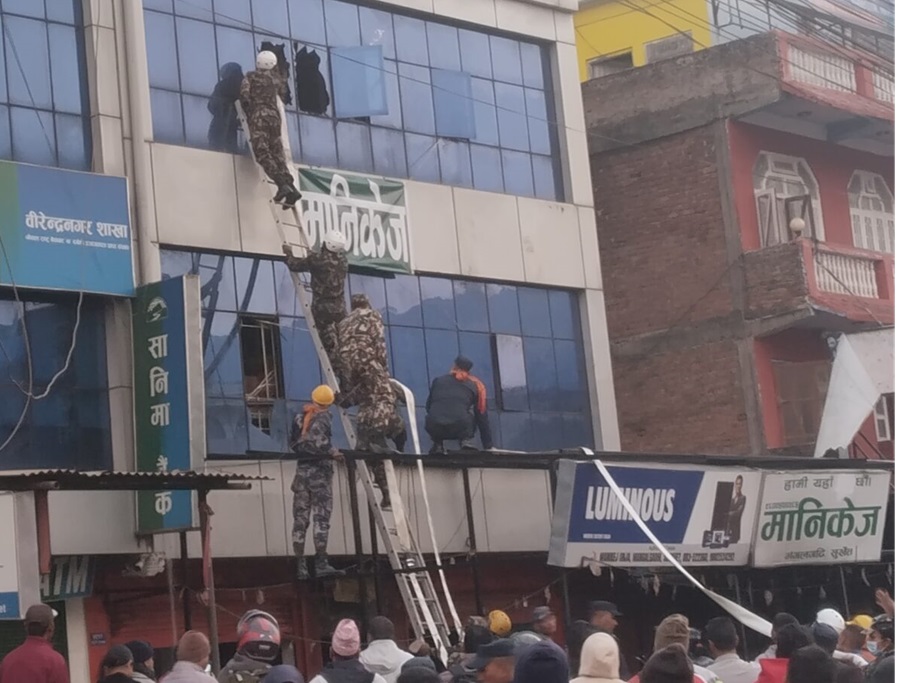 आगलागीले निस्सासिएकी वृद्धाको उद्धार   