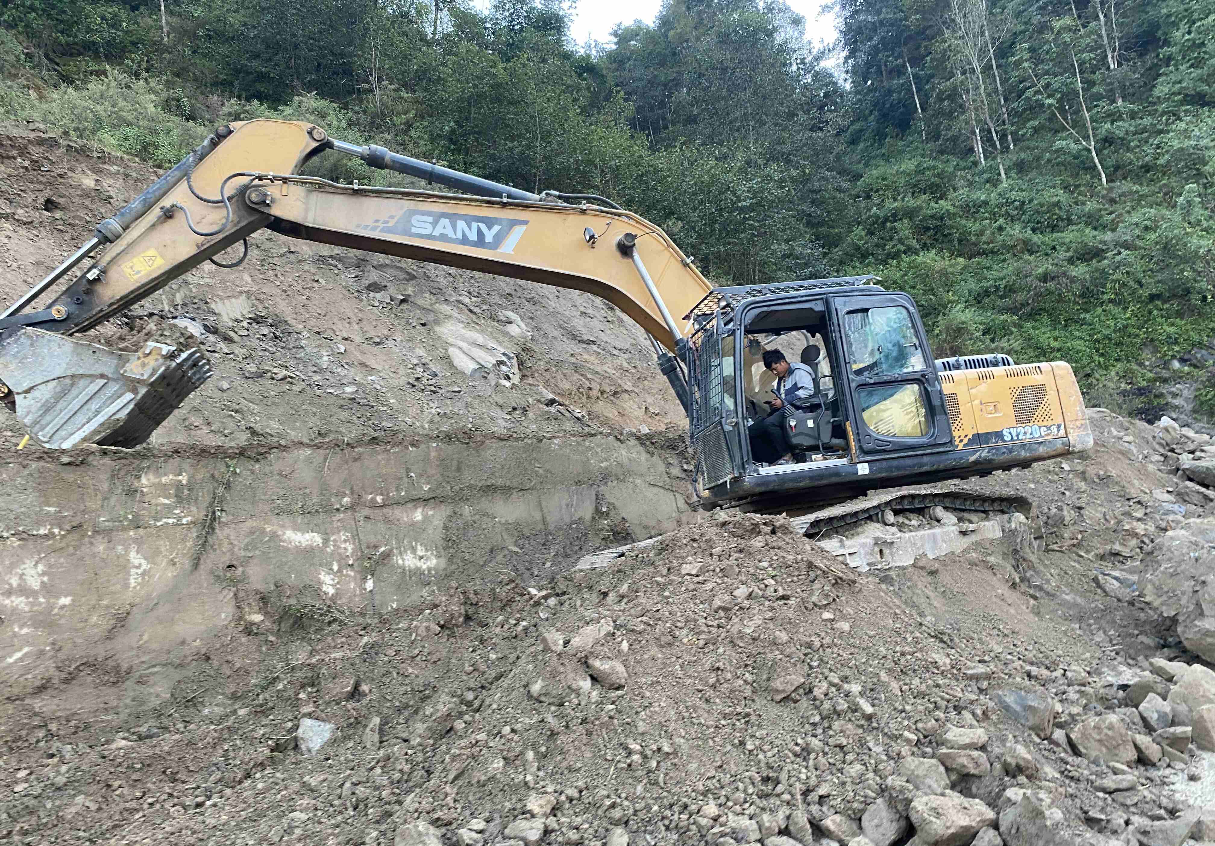 धुलिखेल-खावा खण्डमा आवागमन रोकेर स्तरोन्नति गरिँदै    