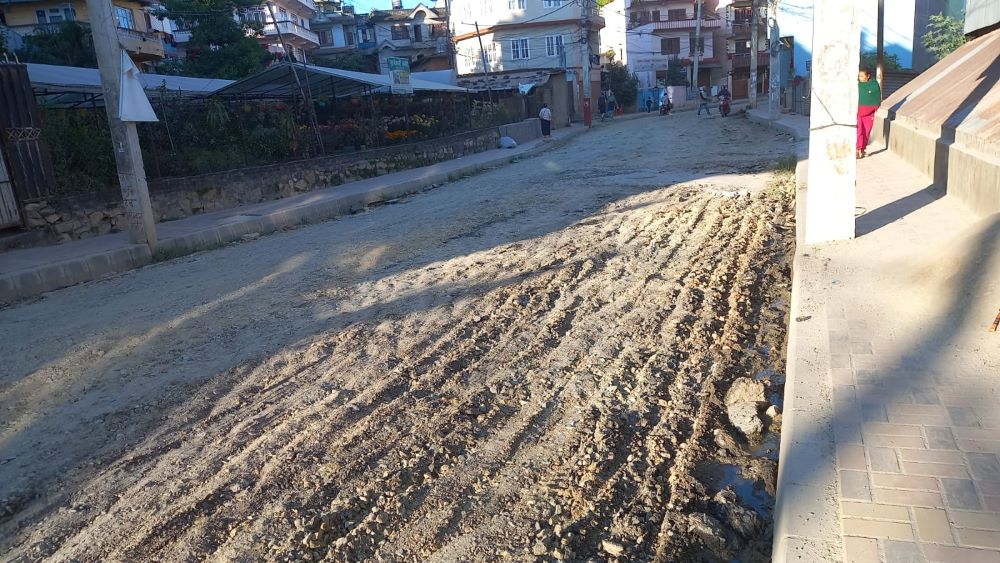 पशुपतिनाथ र बौद्धनाथ जोड्ने सडकमा ‘अस्फाल्ट प्रविधि’ को कालोपत्र        