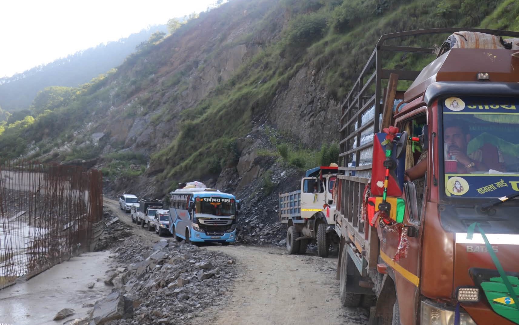 बिपी राजमार्ग पुनर्निर्मित सडकबाटै सञ्चालनमा, दसैँमा यात्रा सहज बनाउन तयारी
