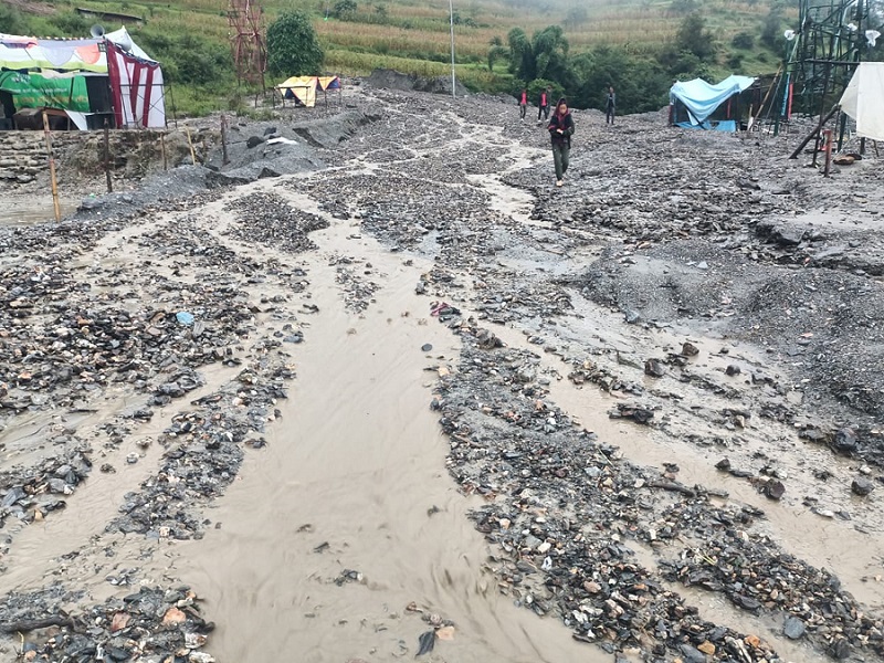 वर्षातमा लोकमार्गका यात्रुलाई सास्तीनै सास्ती   