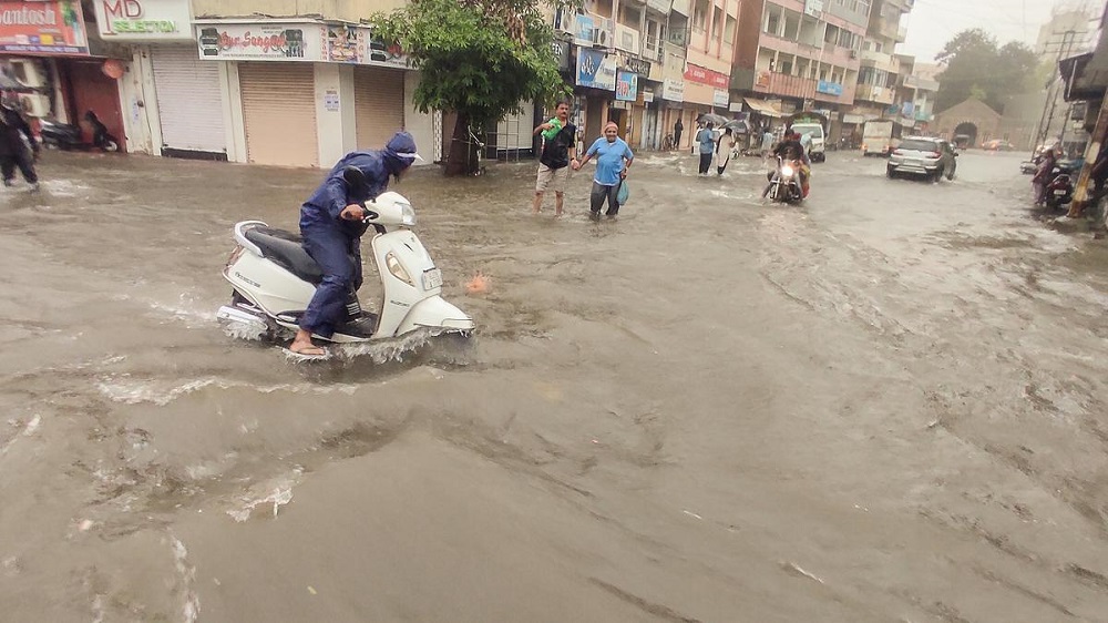 गुजरात अविरल वर्षाका कारण १२ जनाको मृत्यु