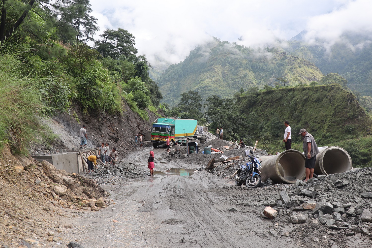 बेनी-जोमसोम सडक : पहिरो प्रभावित क्षेत्रमा स्तरोन्नति तीब्र   