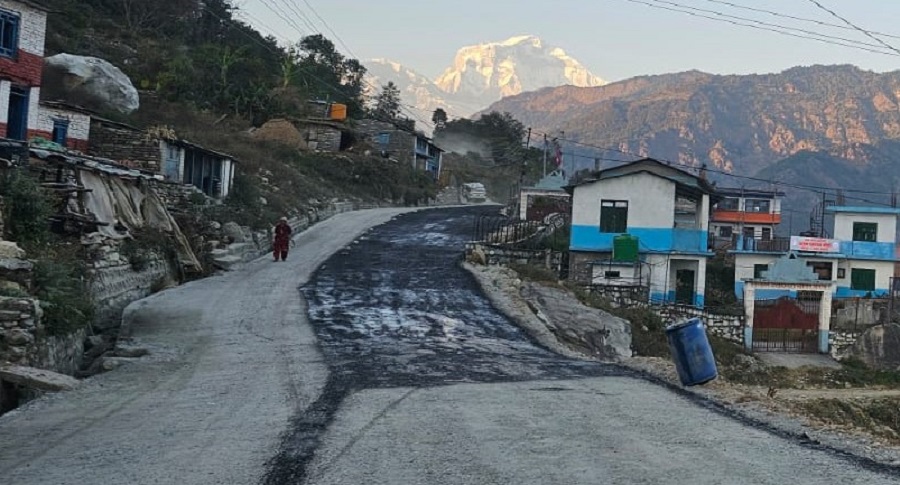 बेनी-पाखापानी सडकः किराखोर-नेप्टेचौर खण्डमा धमाधम कालोपत्र हुँदै   