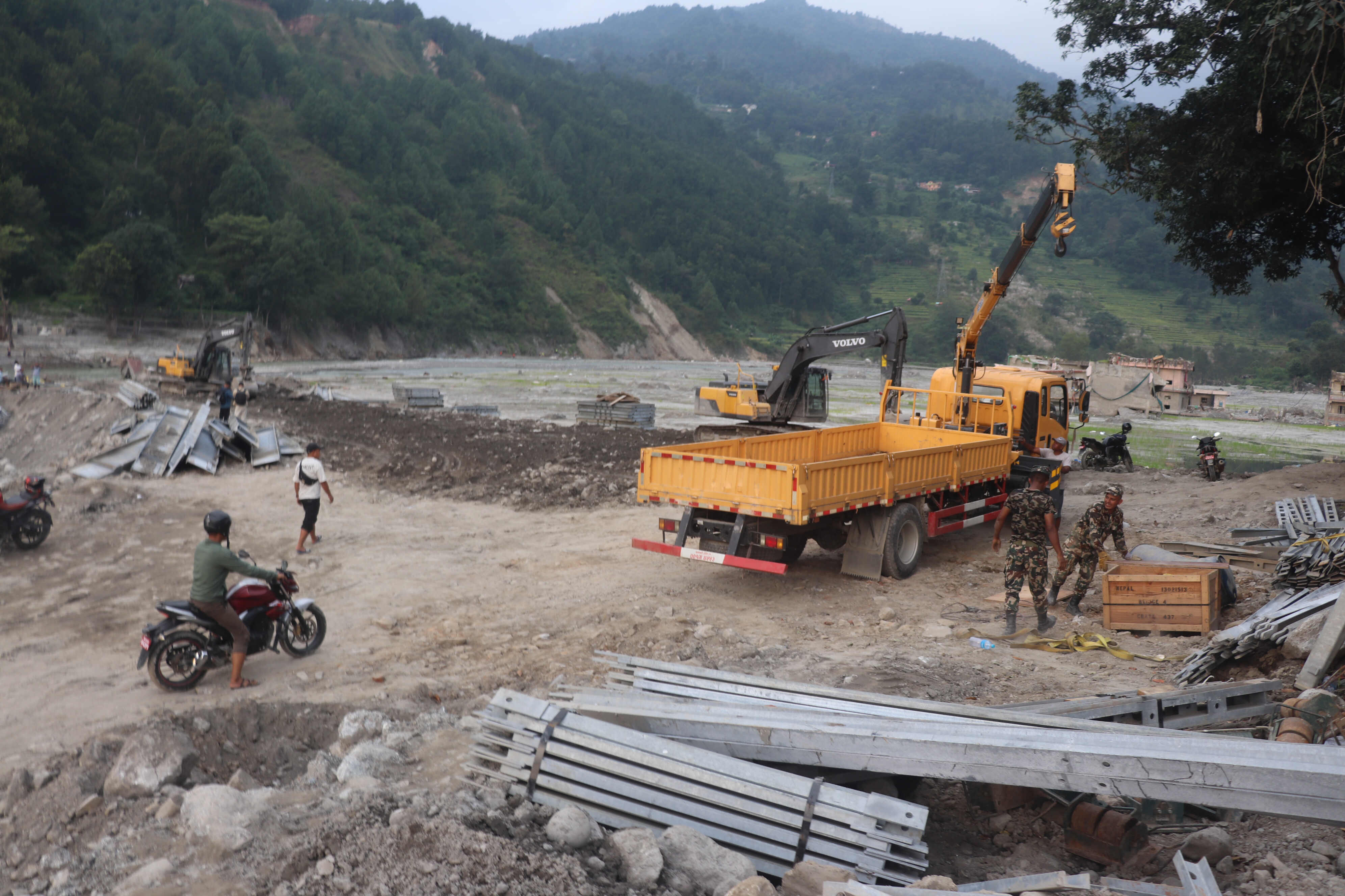 फलाखु खोलामा बेलीब्रिज जडान सुरु, दसैँअघि सञ्चालनमा ल्याउने लक्ष्य