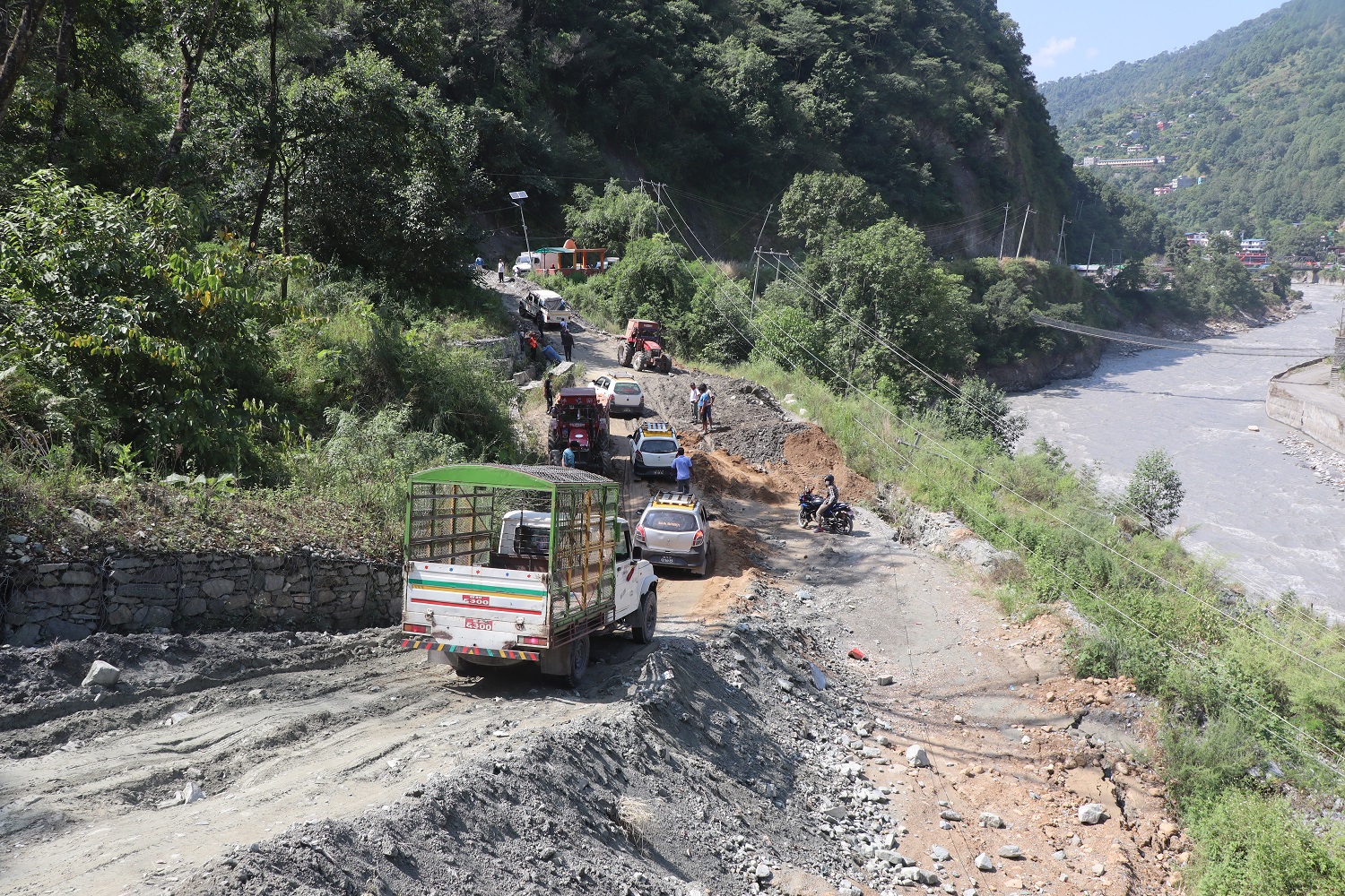 भसभसेमा सडक भासिदा यातायात सञ्चालनमा समस्या   
