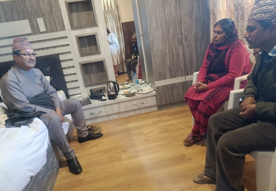 खोजबिनको माग गर्दै विपिनका बुबाआमाले भेटे परराष्ट्रमन्त्री