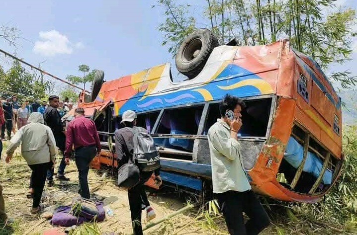 धनकुटामा बस दुर्घटना हुँदा एकजनाको मुत्यु, १४ जना घाइते