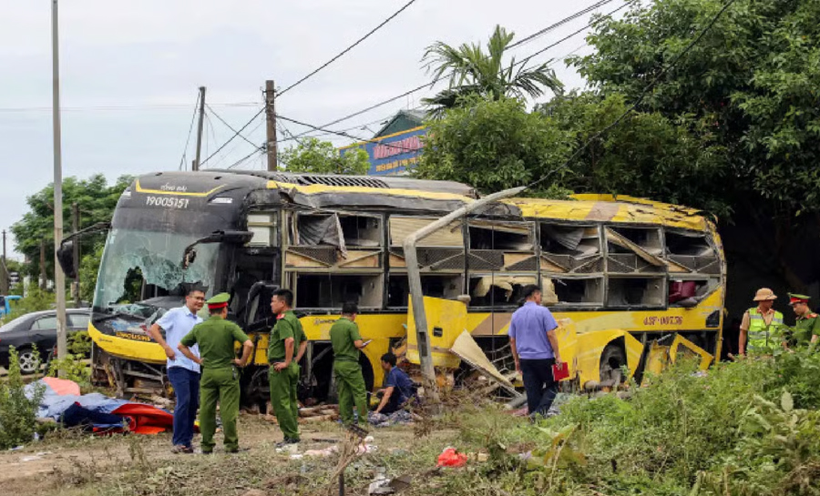 भियतनाममा यात्रुबाहक बस पल्टिँदा कम्तीमा ७ जनाको मृत्यु   