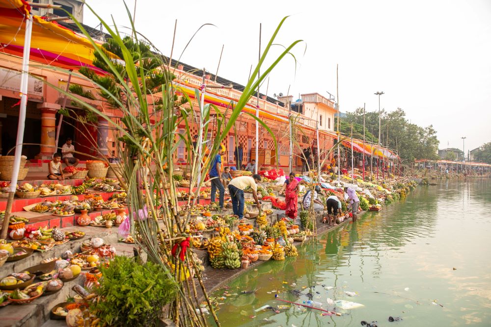 छठका बर्तालु बिहानै स्नान गरी निर्जल व्रत बसे, अस्ताउँदो सूर्यलाई अर्घ्य दिइँदै