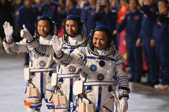 अन्तरिक्षबाट फर्काइएका ४ वटा मुसासहित वैज्ञानिक नमूनाहरू चिनियाँ अनुसन्धान टोलीलाई हस्तान्तरण        