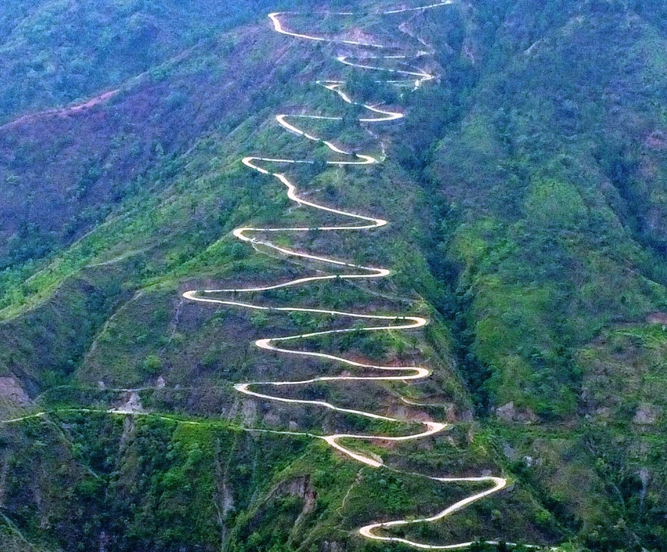 भोजपुर-बेहेर नागबेली सडकको दृश्यले पर्यटकलाई आकर्षित गर्दै   