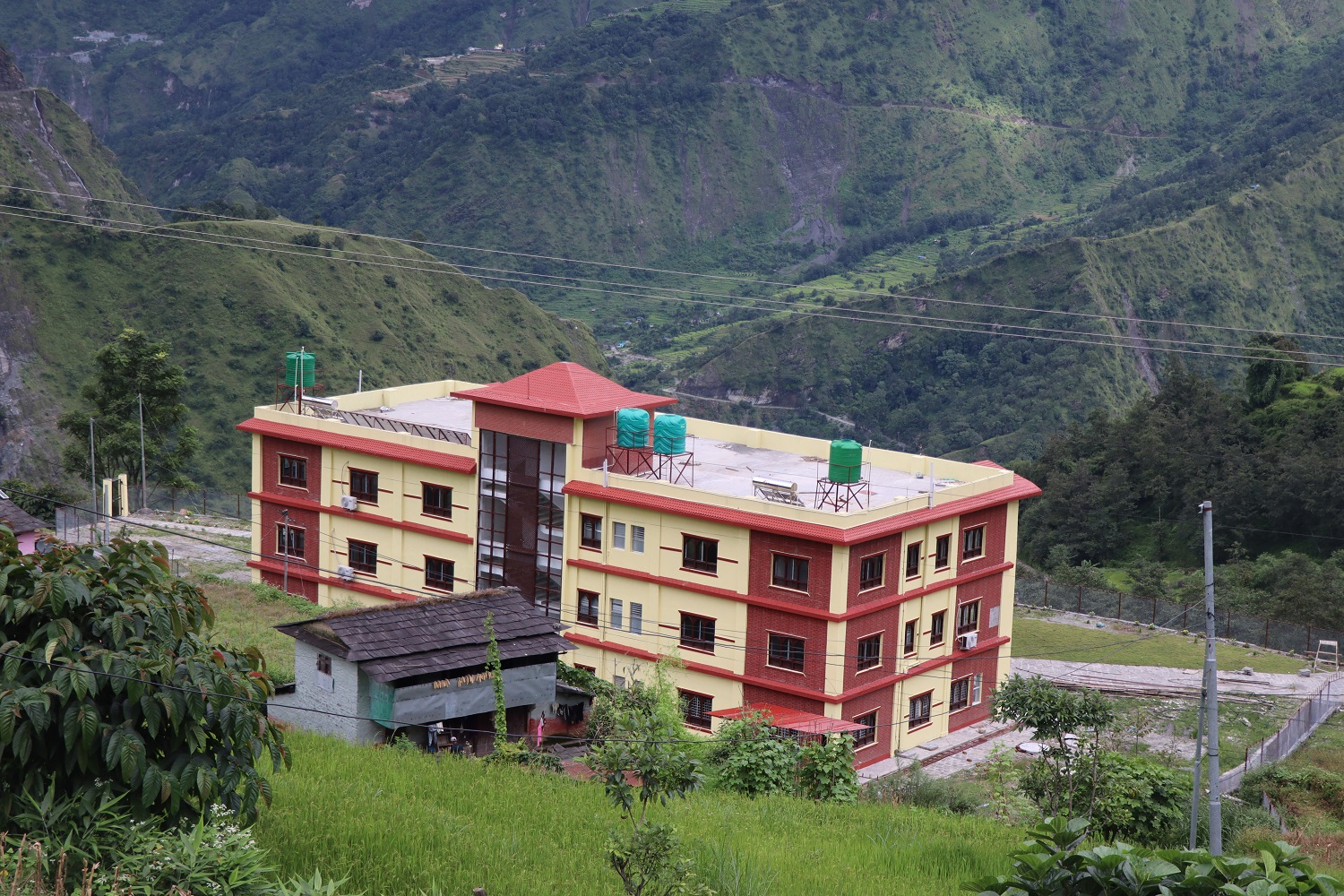 धवलागिरिको प्रशासकीय भवन निर्माण अन्तिम चरणमा   