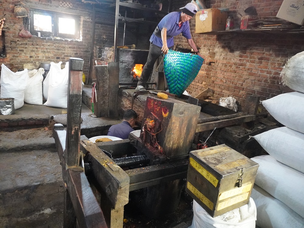 खोकनामा अझै पेलिन्छ तेलः तीन सय वर्षे काठको कोलले धानेको परम्परा