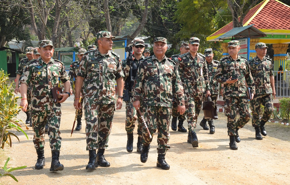 प्रधान सेनापतिद्वारा मध्यपृतना मुख्यालयको निरीक्षण   