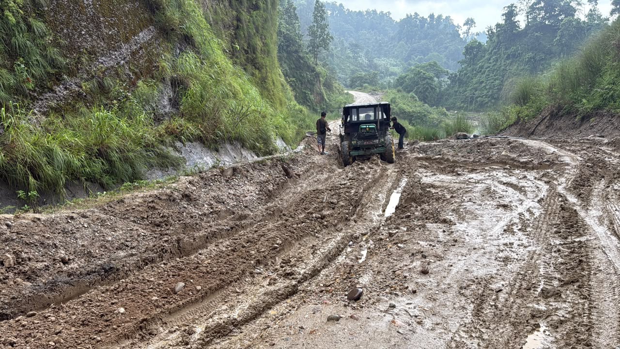 दमक-चिसापानी सडकमा मालवाहक सवारी सञ्चालनमा रोक   