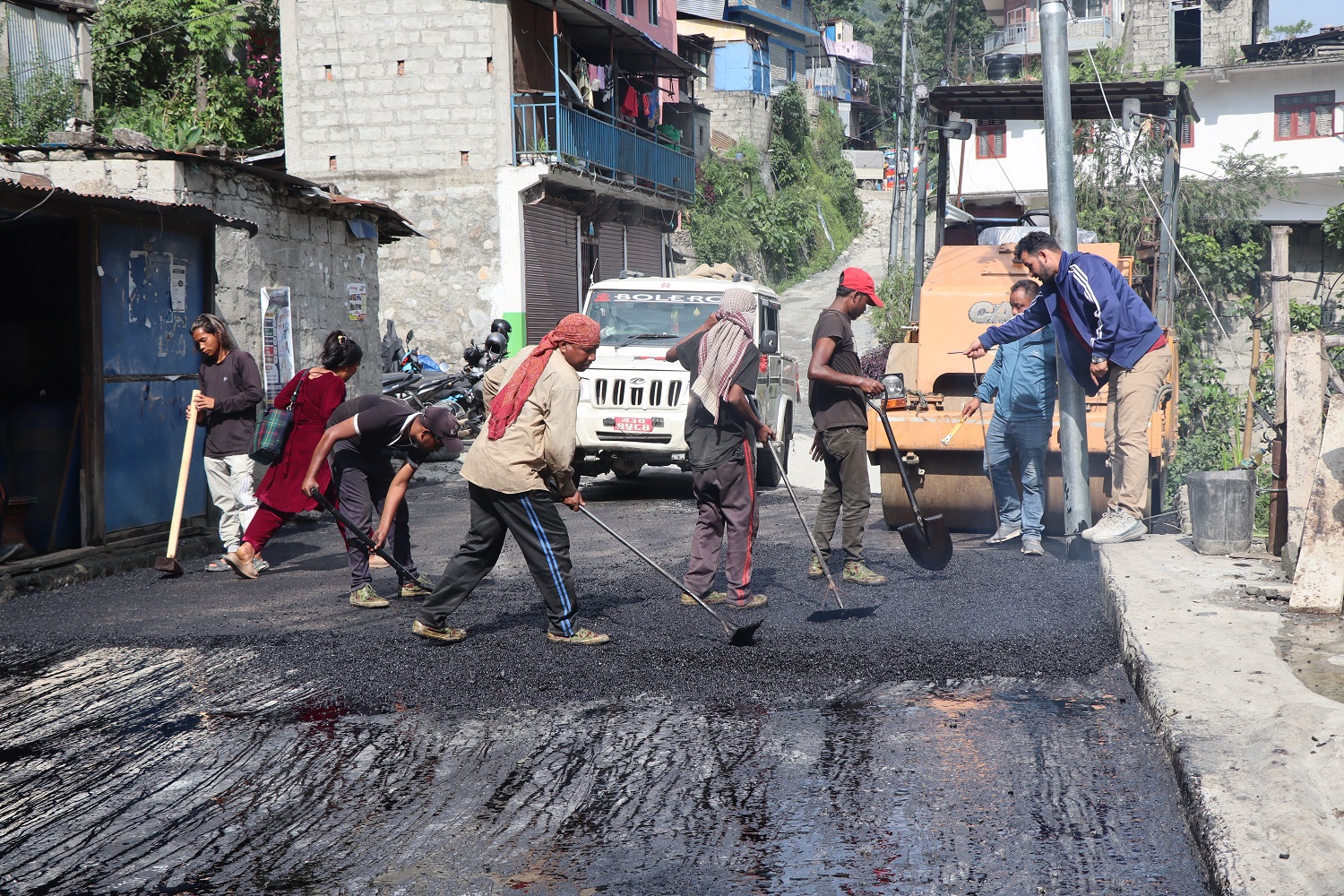 दरवाङमा सडक पुगेको १९ वर्षपछि कालोपत्र   