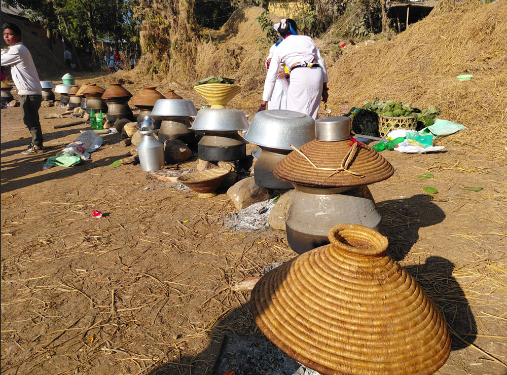 ढिक्री बनाउन व्यस्त थारू समुदाय   