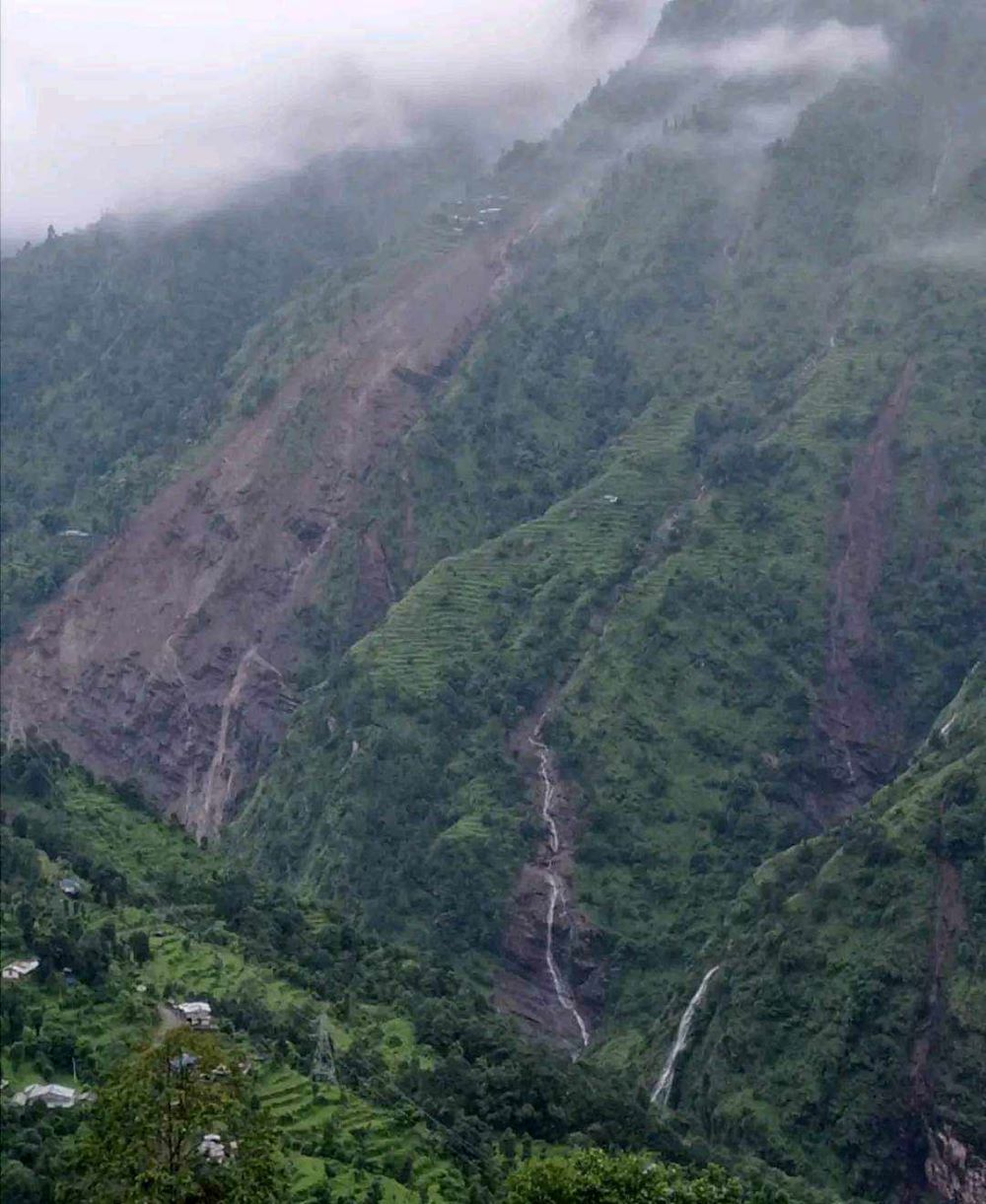 दोलखामा पहिरोमा परी बालकको मृत्यु, तीन जना बेपत्ता   