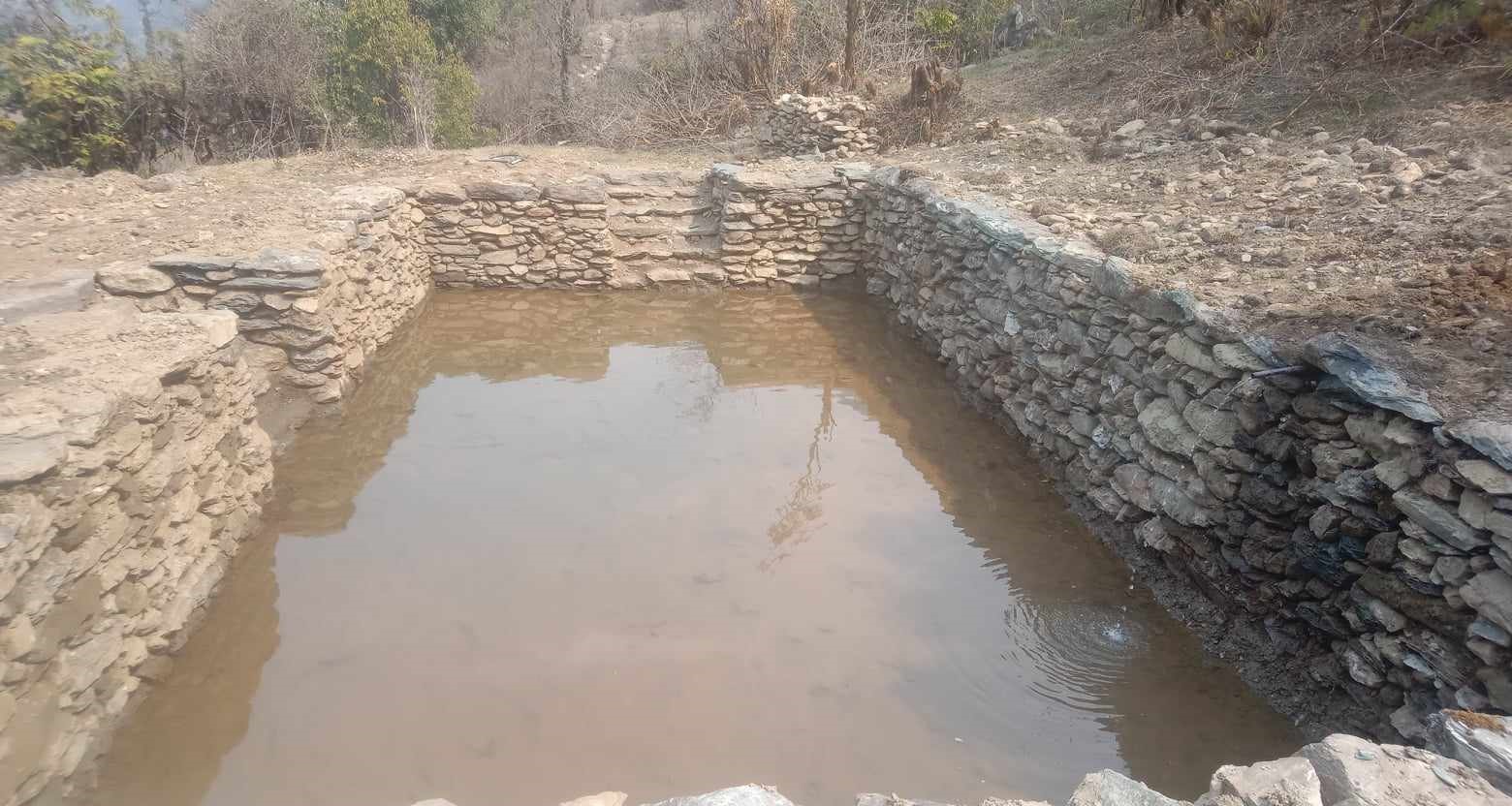 वन डढेलो र सुक्खापन रोकथामका लागि वनमा पोखरी   