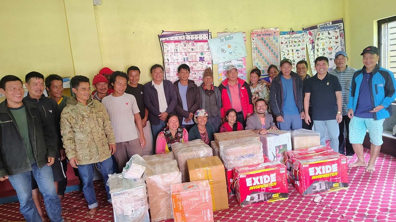 पूर्वविद्यार्थीद्वारा विद्यालयलाई शैक्षिक उपकरण सहयोग   