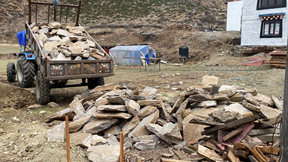 सडक नभएको छेकम्पारमा गुड्छन् स्कुटर र ट्र्याक्टर        