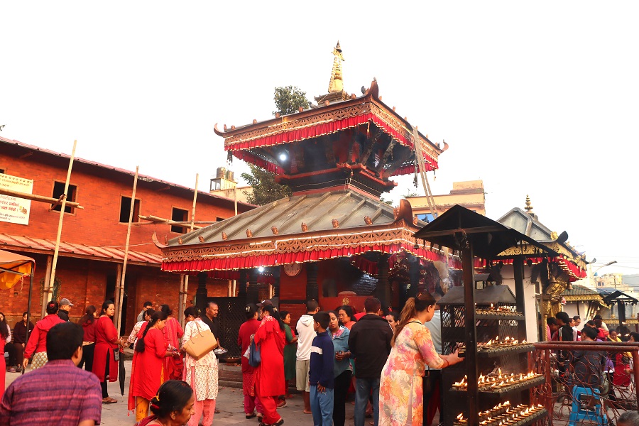 शक्तिपीठमा दर्शनार्थीकोे घुइँचो   