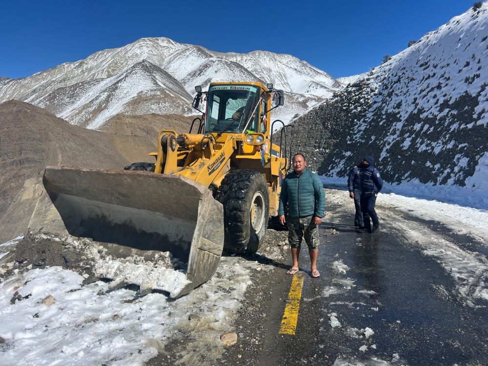 अवरुद्ध कागबेनी-मुक्तिनाथ सडकको हिउँ पन्छ्याउन शुरू    