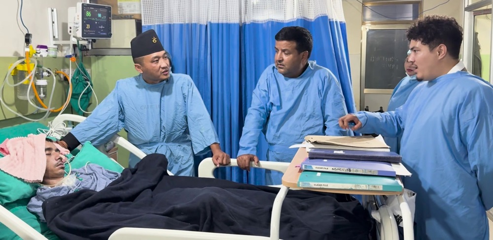 जेनजी आन्दोलनका घाइतेसँग गृहमन्त्री   