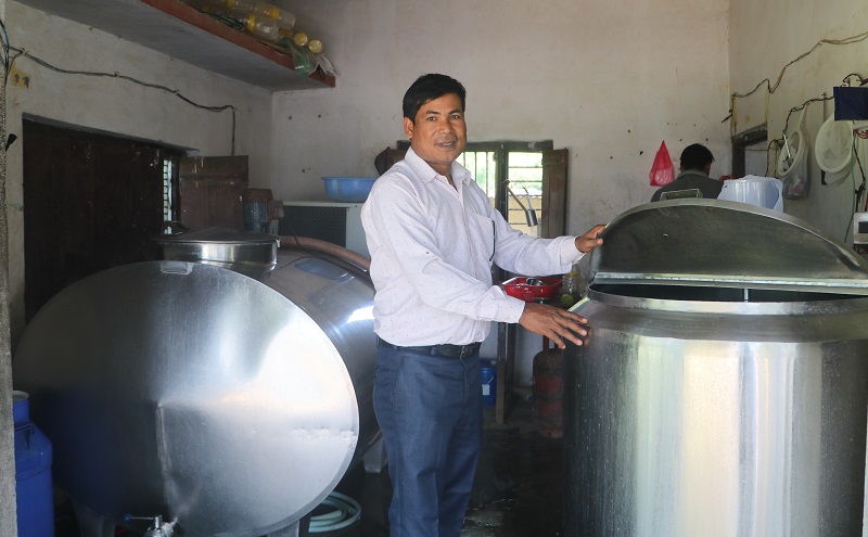 दूध बिक्रीबाट वार्षिक १३ लाख आम्दानी   