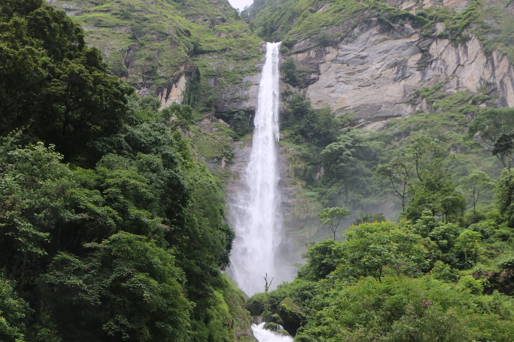 आहा ! फुङ्फुङ्गे झरना   