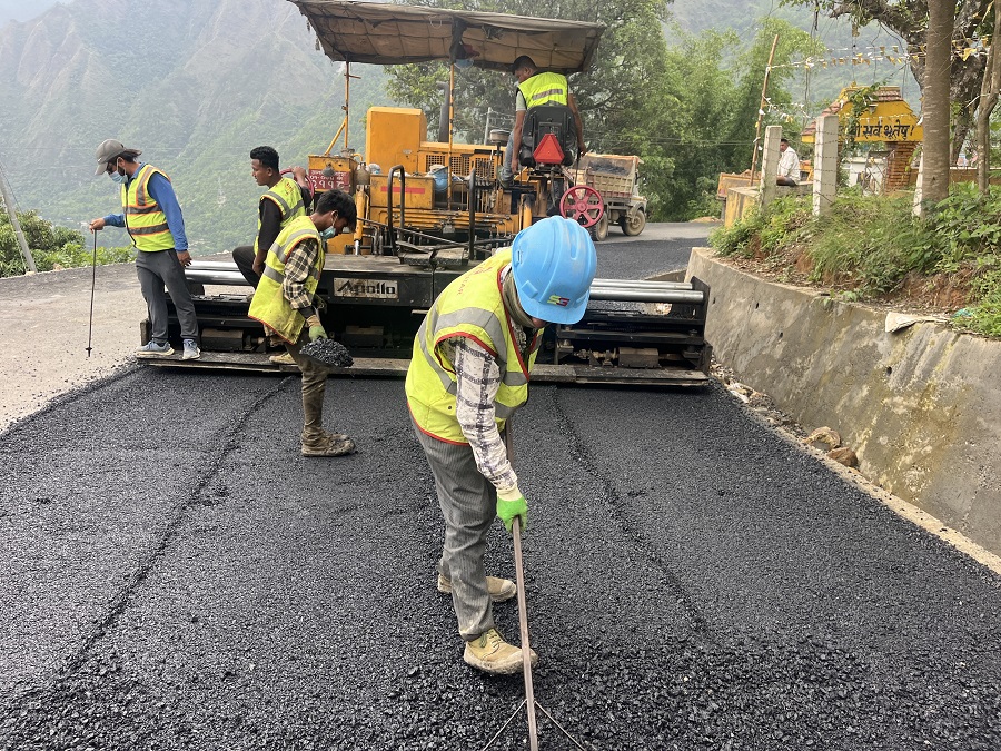 रिडी–तम्घास सडक कालोपत्र गरिँदै   