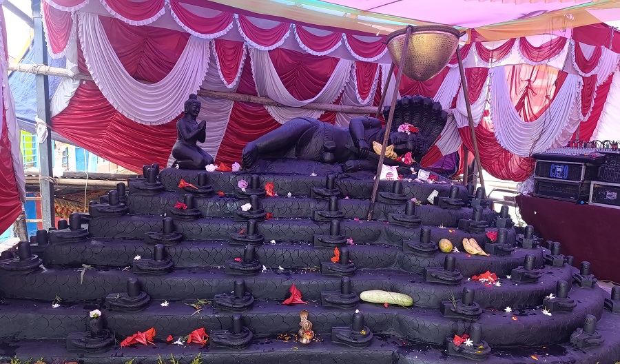 एउटै ढुङ्गामा १०८ शिवलिङ्ग र नागसहितको मूर्ति   