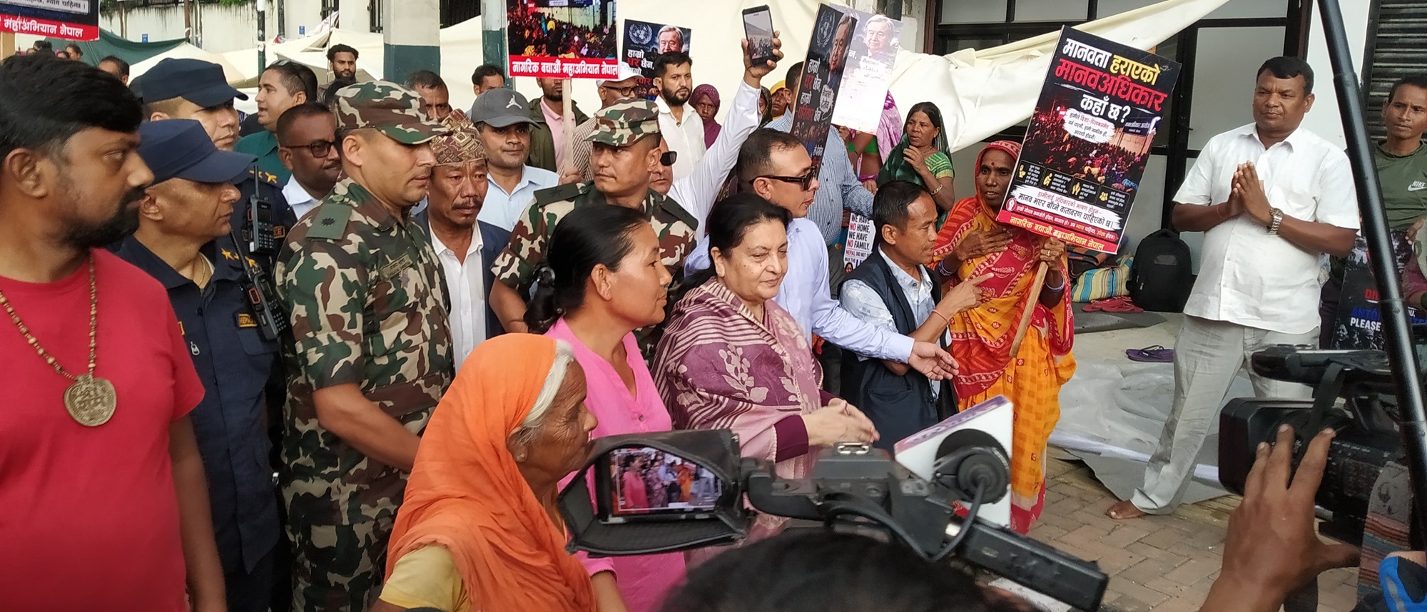 लघुवित्त पीडितसँग पूर्वराष्ट्रपति भण्डारी   