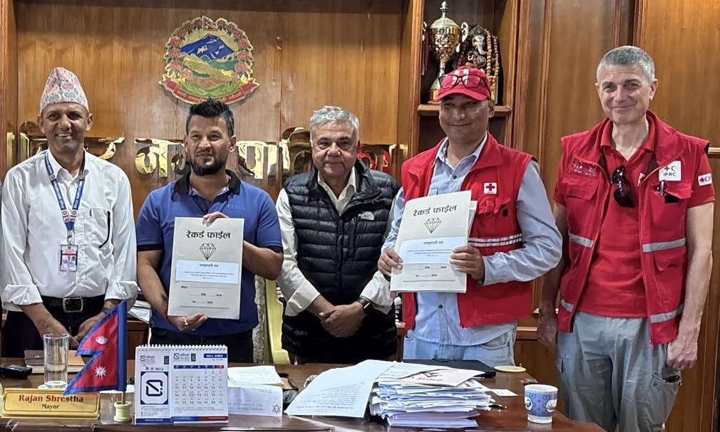 भोटेकोशी बाढी प्रतिकार्य : विदुर नगरपालिका र नेपाल रेडक्रसबीचमा सहकार्य , तत्काल एक लाख नगद प्रदान गरिँदै   