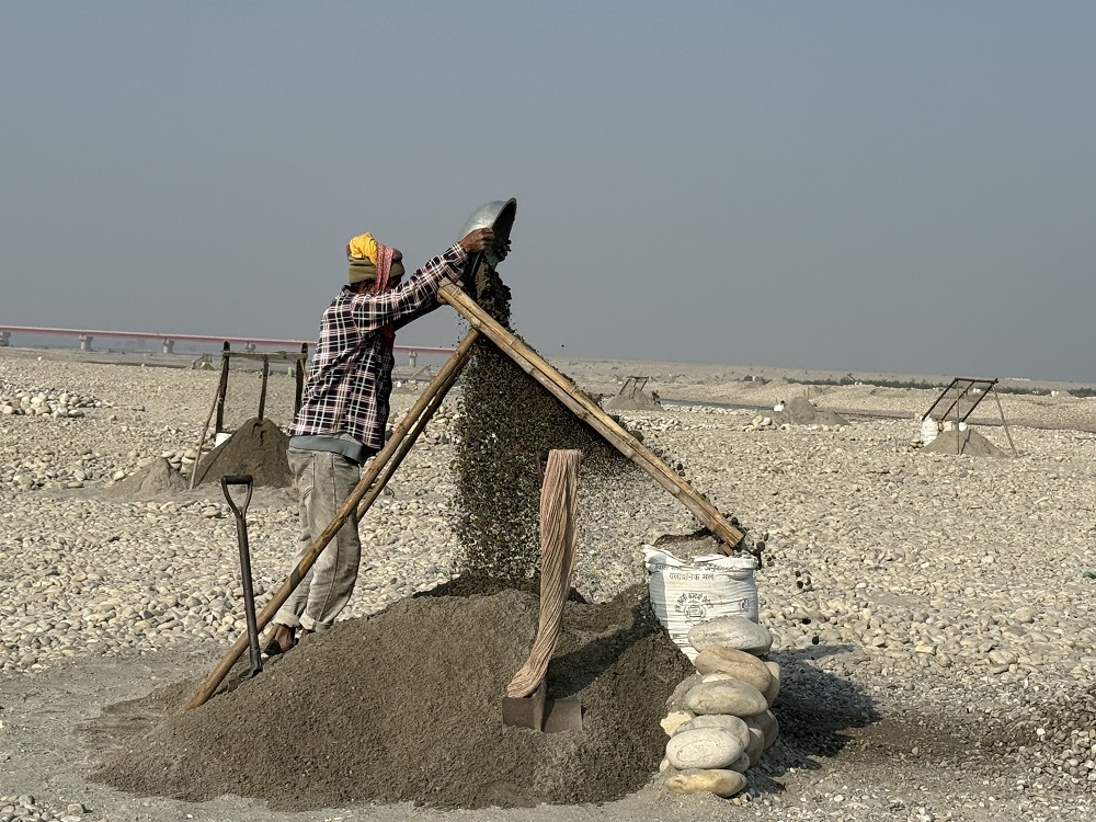 महाकालीको बगरमा बालुवा छानेर जीविका चलाउने दम्पतीहरू   