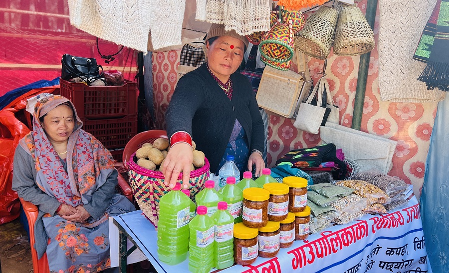 किवी बिक्री नभएपछि जुस उत्पादन गर्दै महिला उद्यमी   