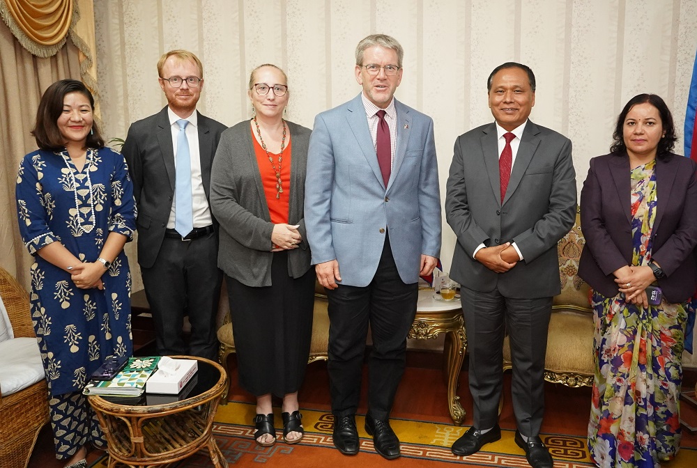 मन्त्री घिसिङसँग अमेरिकी राजदूतको शिष्टाचार भेट   