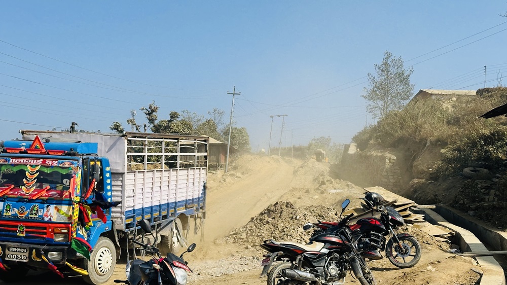 उदयपुर-२ : फेरिरहन्छन् प्रतिनिधि, फेरिँदैन सडकको अवस्था   