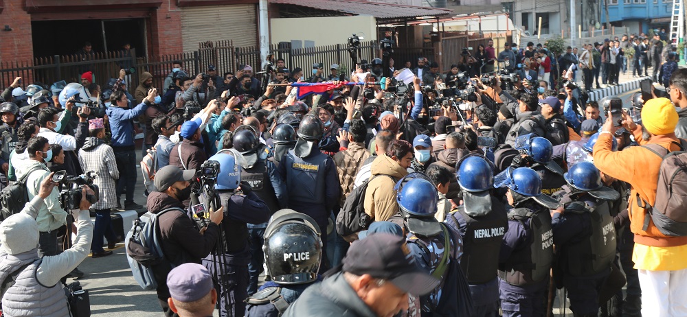 माइतीघर मण्डलामा प्रदर्शनरत आठ जना प्रहरी नियन्त्रणमा   