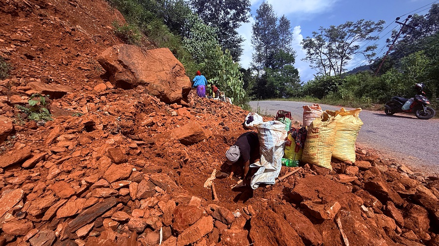 ‘माटोले घर पोत्ने चलन हरायो, आम्दानी गुम्यो’   
