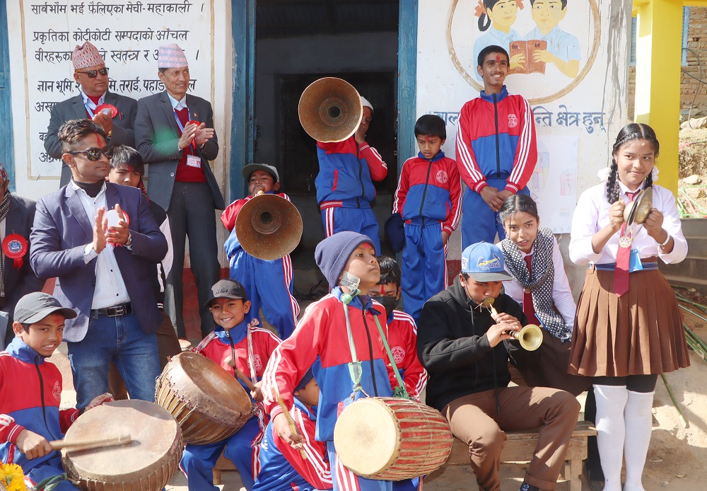 पैयुँपाटाका विद्यार्थी : पढ्दै पञ्चेबाजा बजाउन सिक्दै   