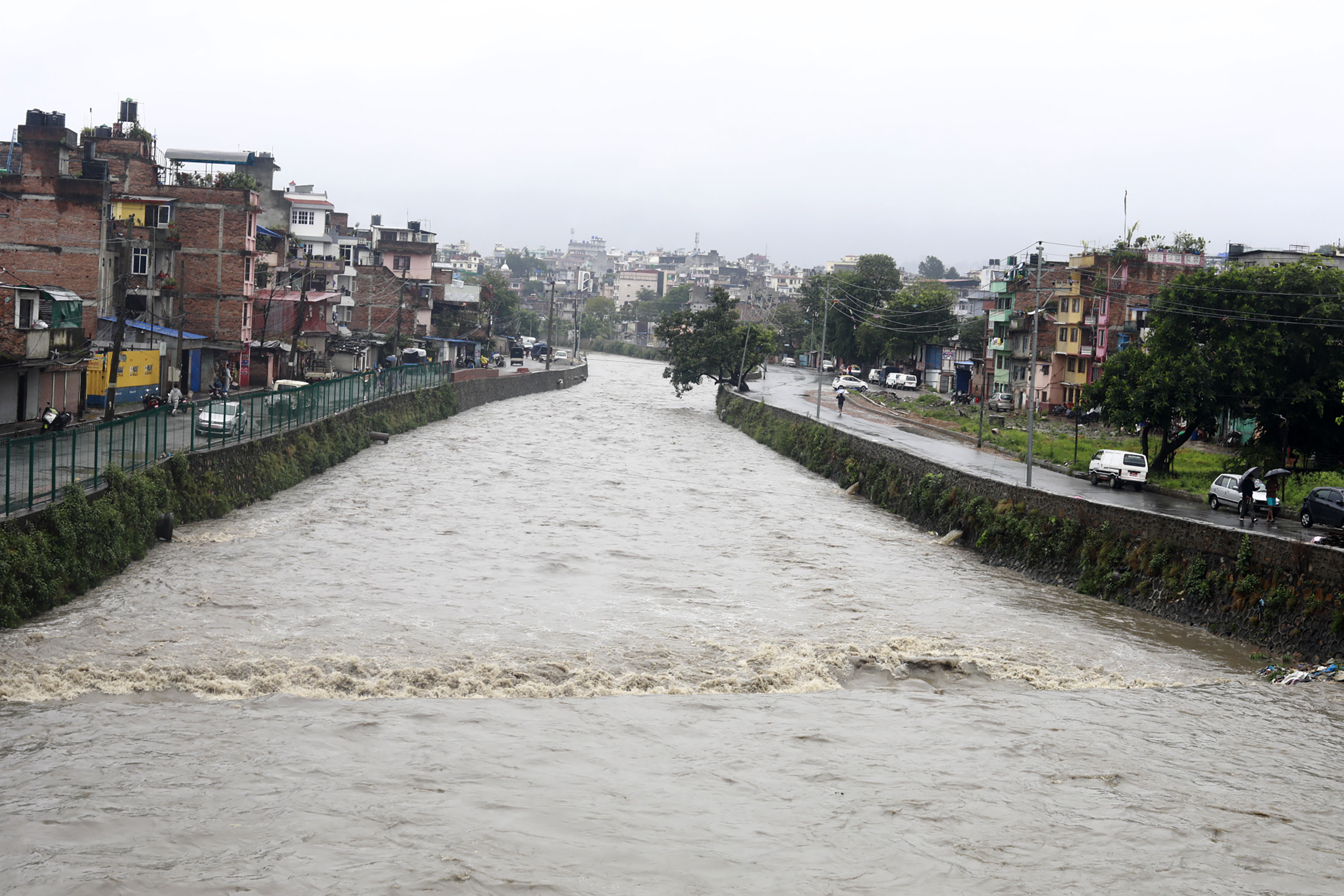बढ्दो जलसतहपछि गृहमन्त्री गुरुङद्वारा खोला क्षेत्रको निरीक्षण